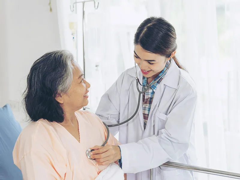 Mối quan hệ giữa bác sĩ và bệnh nhân không thể dùng máy móc thay thế. Ảnh minh họa: JCOMP/ FREEPIK