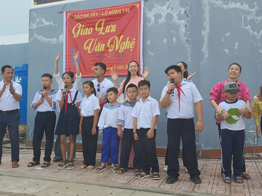 Học sinh nhỏ tuổi ở đảo Đá Tây. Ảnh: Nguyễn Tân 31-Anh-5.jpg