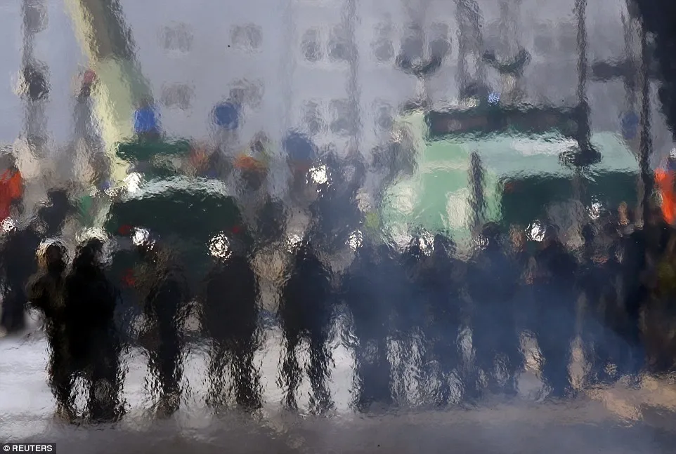 Cảnh sát Đức đổ máu' khi đối đầu 10.000 người biểu tình ảnh 13