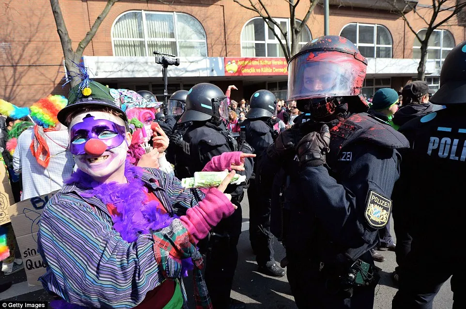 Cảnh sát Đức đổ máu' khi đối đầu 10.000 người biểu tình ảnh 6