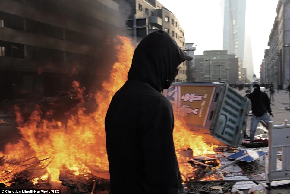 Cảnh sát Đức đổ máu' khi đối đầu 10.000 người biểu tình ảnh 8