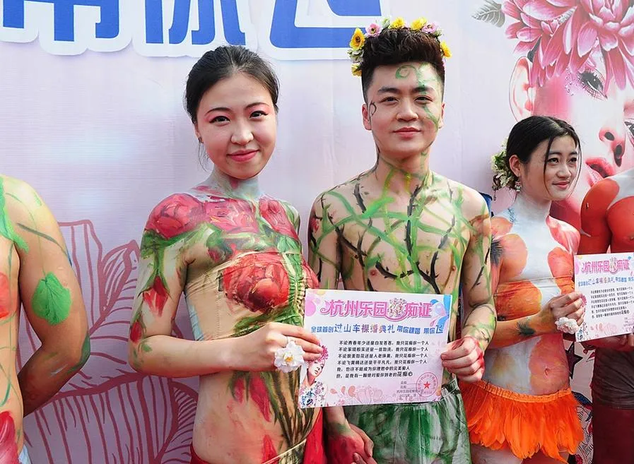 Sốc với đám cưới bán nude ở Trung Quốc ảnh 5 Sốc với đám cưới bán nude ở Trung Quốc ảnh 5