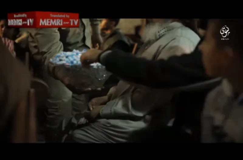 IS tổ chức phát kẹo ‘ăn mừng’ máy bay Nga rơi ảnh 3 IS tổ chức phát kẹo ‘ăn mừng’ máy bay Nga rơi ảnh 3