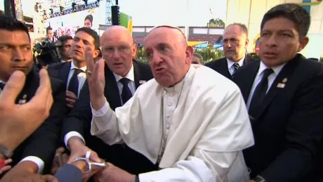 Bị tín đồ quá khích kéo áo, Giáo hoàng Francis nổi giận ảnh 1