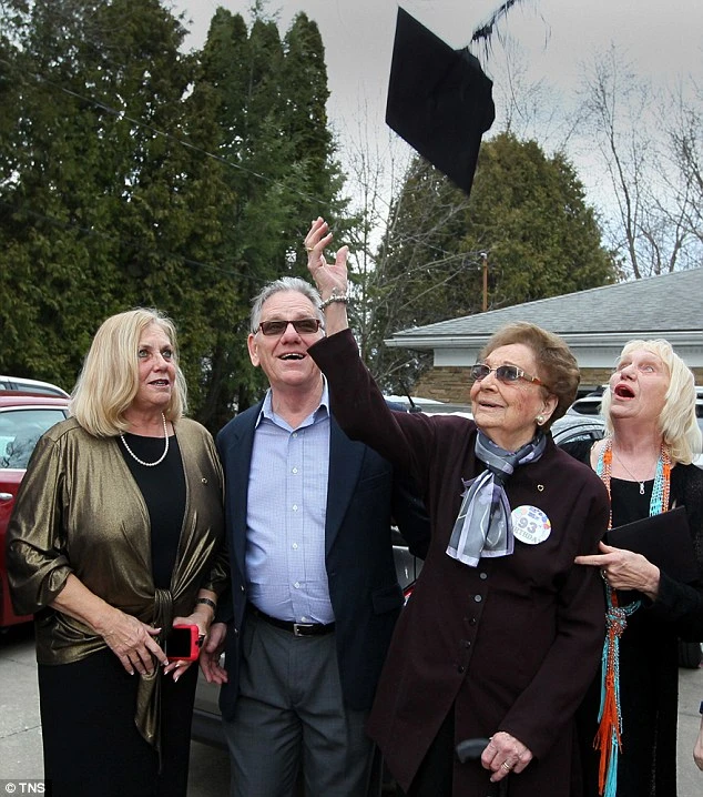 Cụ bà nhận bằng tốt nghiệp 74 năm sau khi bị đuổi học ảnh 4