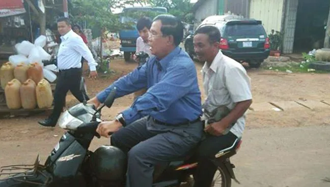 Ông Hun Sen không đội mũ bảo hiểm