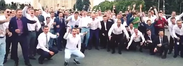 Hình ảnh thấy rõ mặt của các điệp viên mới này bị tung lên mạng.