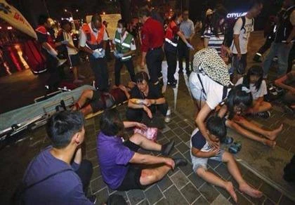 Người bị thương sau vụ nổ tàu điện.