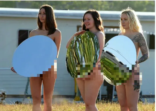 Hơn 100 phụ nữ tại Cleveland chụp ảnh khỏa thân phản đối Donald Trump. 