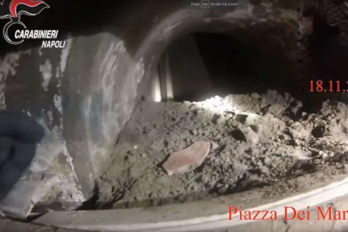 Ý bắt giữ băng đảng 'siêu đạo chích' đào hầm cướp trang sức ảnh 3