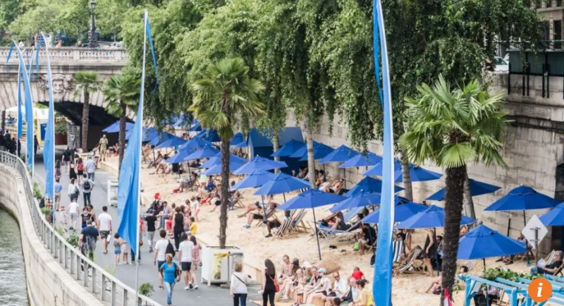  Du khách tắm nắng tại bãi tắm nhân tạo dọc bờ sông Seine ở Paris, Pháp. Ảnh: EPA