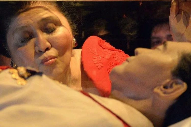 Imelda Marcos, vọ vị cố tổng thống Philippines, hôn lên hòm kiếng chứa thi thể chồng mình. Ảnh: AFP