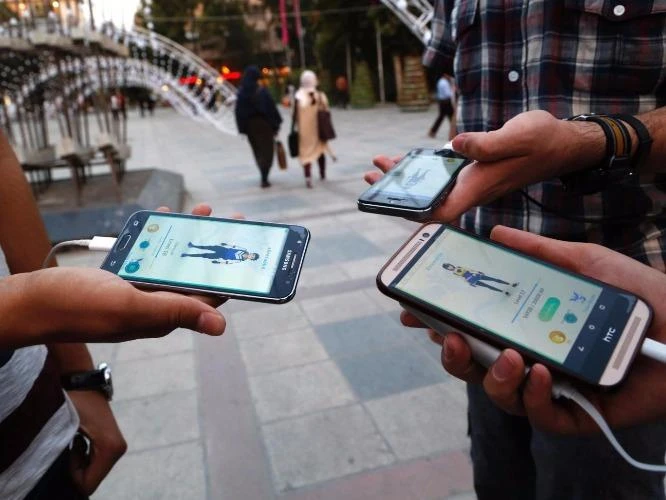 Người chơi Pokemon Go ở công viên Mellat phía bắc Tehran vào ngày 3-8. Ảnh: AFP