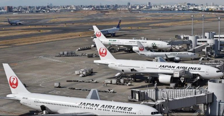  Các máy bay của hãng Japan Airlines đậu tại sân bay Haneda, Tokyo. Ảnh: AFP