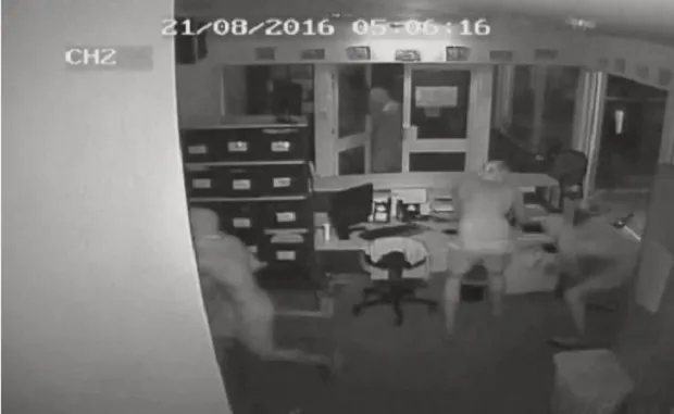 Úc truy lùng tên trộm thả cá sấu vào trường học ảnh 1 Hình ảnh chụp lại từ CCTV cho thấy bốn tên trộm đột nhập vào văn phòng trường Taminmin. (Ảnh chụp từ video)