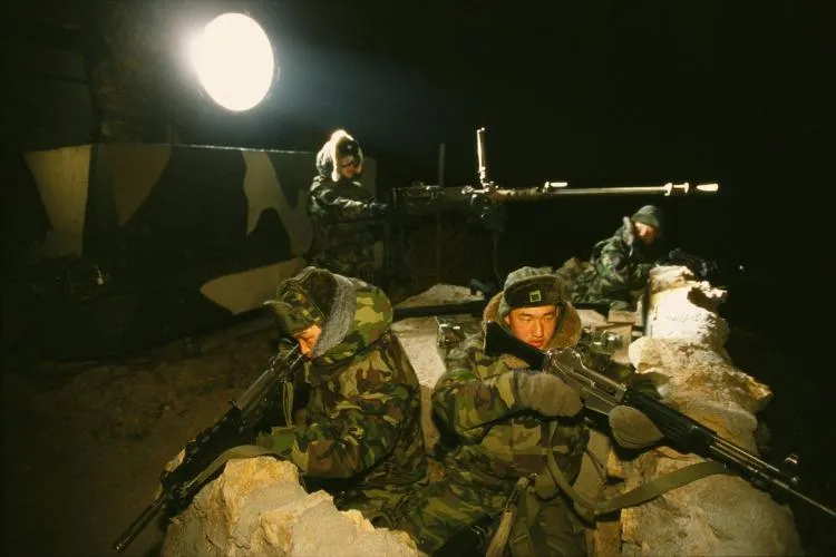 Bị chiếu đèn khiêu khích, Triều Tiên dọa 'bắn hạ không thương tiếc'