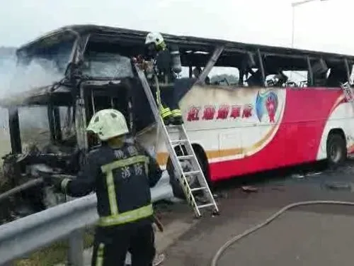 Tài xế tự thiêu, 26 người chết trong xe