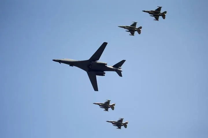 Máy bay ném bom Mỹ bay cách biên giới Triều Tiên 77km