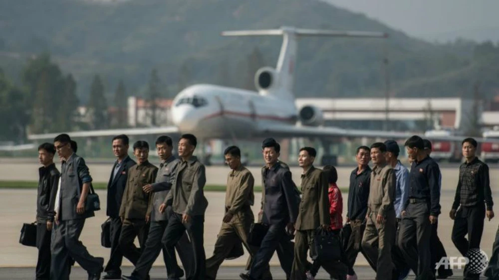 Triều Tiên rầm rộ biểu diễn máy bay, trực thăng quân sự