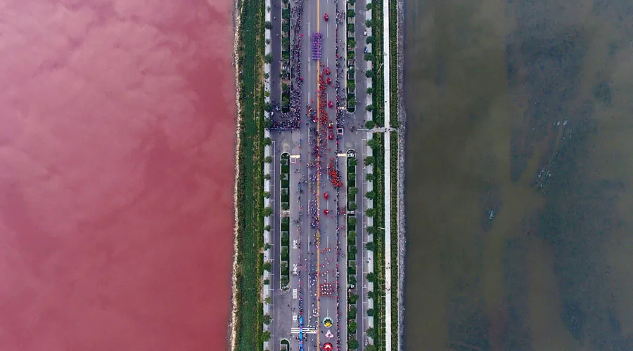 'Biển Chết Trung Quốc' bất ngờ đỏ thẫm như máu