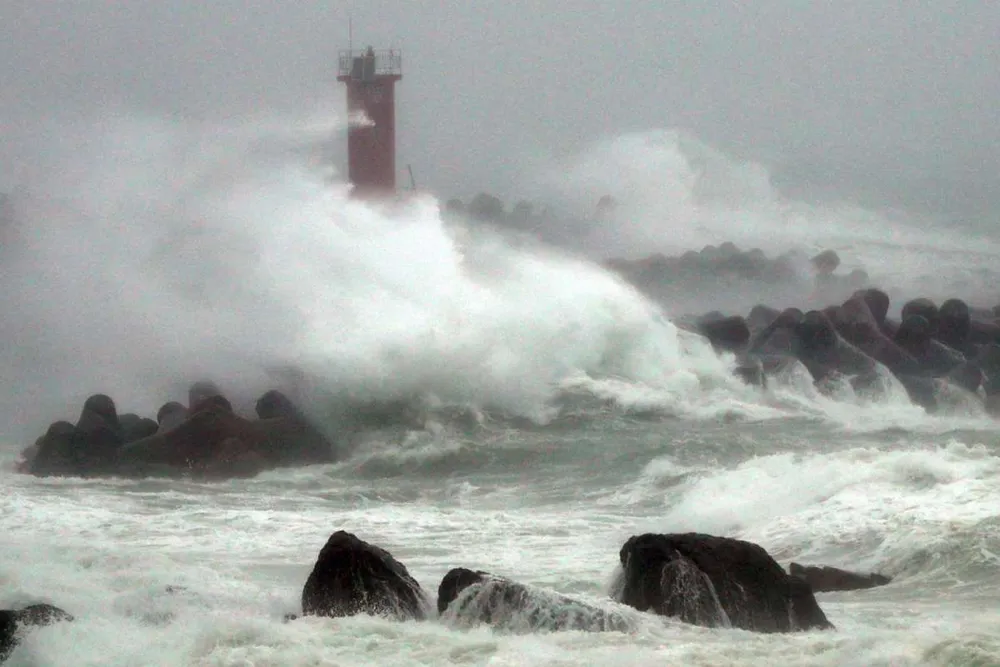 Hình ảnh miền nam Hàn Quốc tan hoang sau siêu bão Chaba