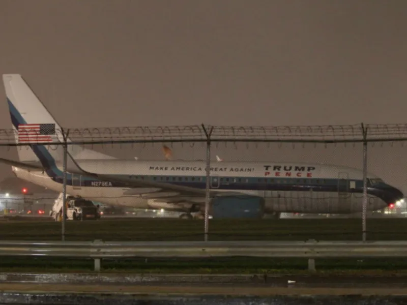 Máy bay ứng viên phó Tổng thống trượt khỏi đường băng