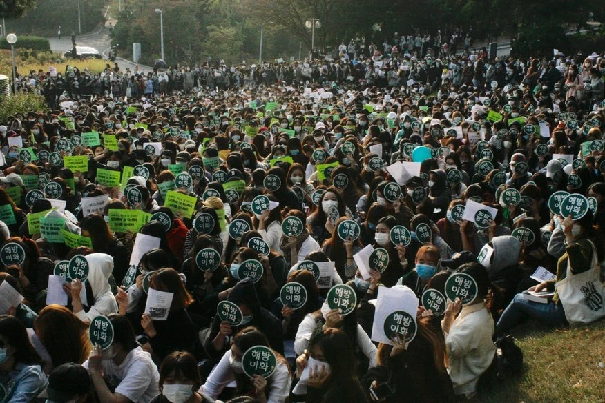 Tổng thống Hàn Quốc bị kiểm duyệt cả diễn văn, quần áo?