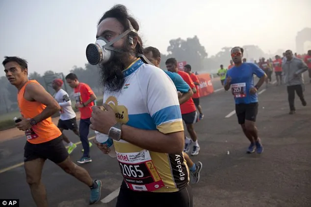 Chạy marathon tại Ấn Độ phải đeo mặt nạ phòng độc