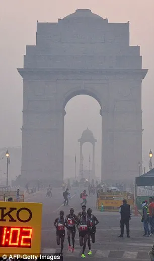 Chạy marathon tại Ấn Độ phải đeo mặt nạ phòng độc
