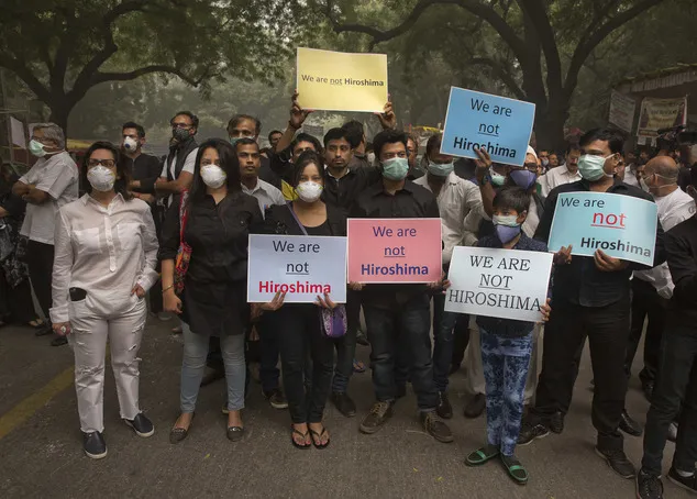 Chạy marathon tại Ấn Độ phải đeo mặt nạ phòng độc