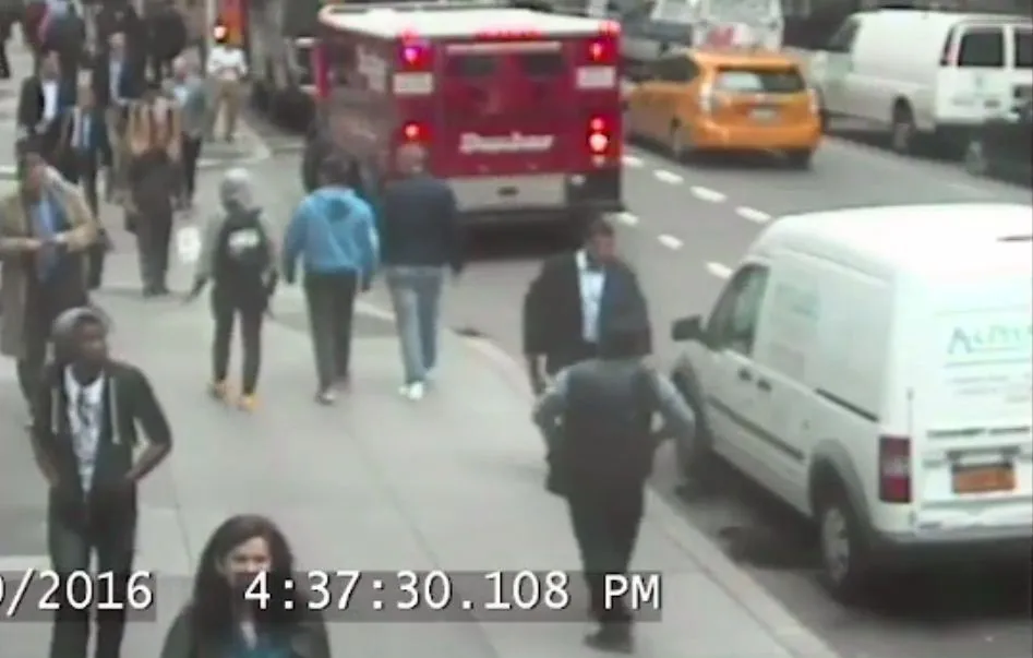 Tiện tay cuỗm xô đầy vàng lá trị giá 1,6 triệu USD