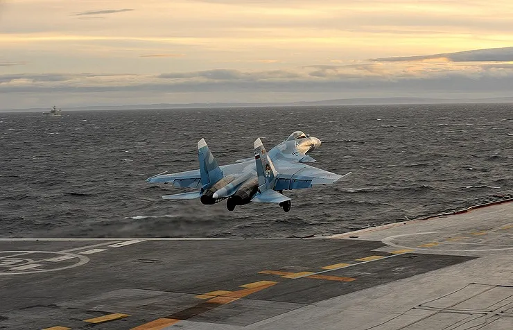 Tiêm kích Su-33 Nga đâm xuống biển ảnh 1 Tiêm kích Su-33 Nga đâm xuống biển ảnh 1