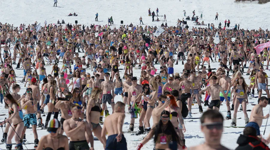 Hàng ngàn người mang bikini đi... trượt tuyết ở Nga ảnh 1 Hàng ngàn người mang bikini đi... trượt tuyết ở Nga ảnh 1