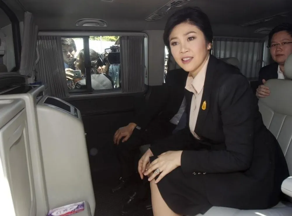 Yingluck tẩu thoát bằng hai xe