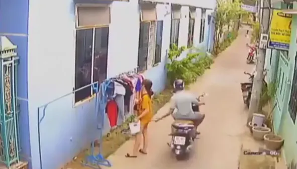 Dự kiến phạt 200.000 đồng kẻ sờ vào vùng kín cô gái phơi đồ ảnh 1 Dự kiến phạt 200.000 đồng kẻ sờ vào vùng kín cô gái phơi đồ ảnh 1