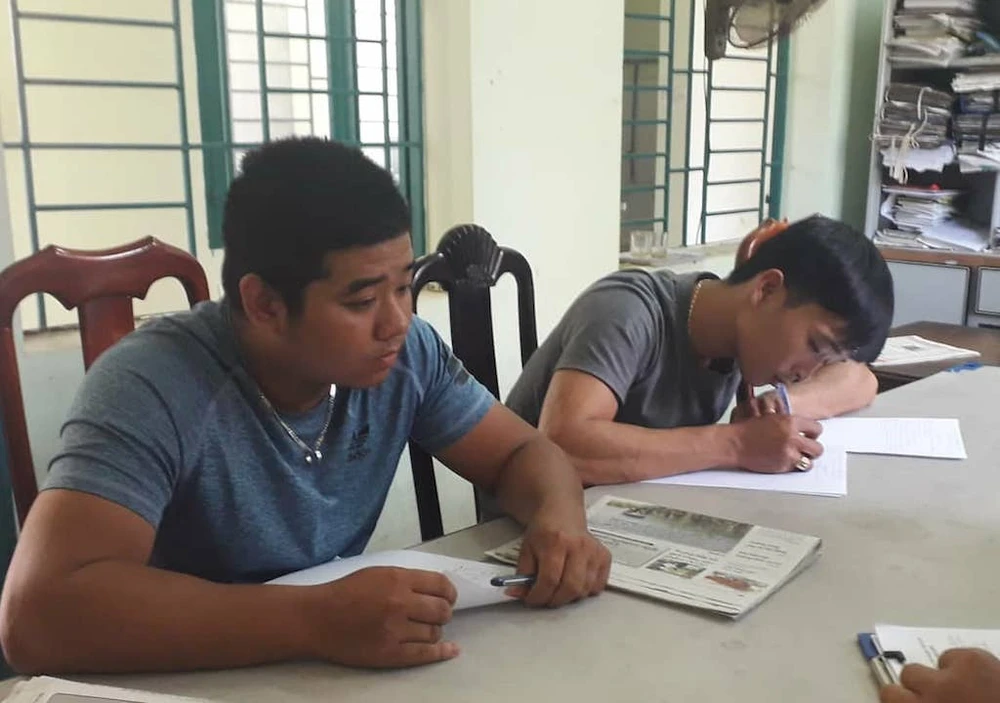 Bắt quả tang 2 người đổ thịt thối, xác gà ra môi trường ảnh 1