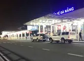 Làm rõ vụ xe biển xanh chở 4 người cách ly đến sân bay ảnh 3 Khách trong diện cách ly lại được đưa ra sân bay Đà Nẵng