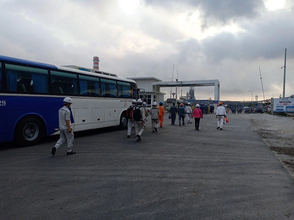 Hàng ngàn công nhân chen lấn ở Nhà máy Hòa Phát - Dung Quất ảnh 2