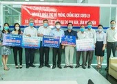 Học sinh lớp 6 đập heo đất ủng hộ phòng, chống dịch COVID-19 ảnh 3 Giáo viên ủng hộ, tiếp sức cho lực lượng chống dịch COVID-19