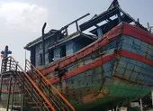 Mũi tàu cá bị tàu Trung Quốc đâm chìm vẫn hướng ra biển Đông