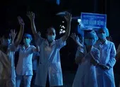 Xúc động bác sĩ và người dân khu phong tỏa hát vang lúc 0 giờ