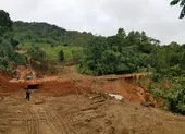 Trên đường giúp dân, 2 cán bộ xã bị sạt lở đất vùi lấp ảnh 1 Tìm thấy 6 thi thể của một gia đình bị núi sạt lở vùi lấp