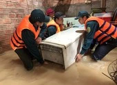 Đi xe máy qua đoạn nước chảy xiết, 2 người bị cuốn trôi ảnh 1 Quảng Ngãi: Lũ lên nhanh, nhiều nơi bị ngập sâu, chia cắt