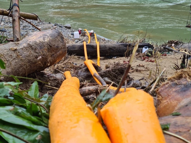 Bộ đội đu ròng rọc qua sông tìm người mất tích ở Trà Leng ảnh 5