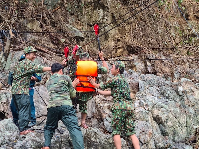 Bộ đội đu ròng rọc qua sông tìm người mất tích ở Trà Leng ảnh 10