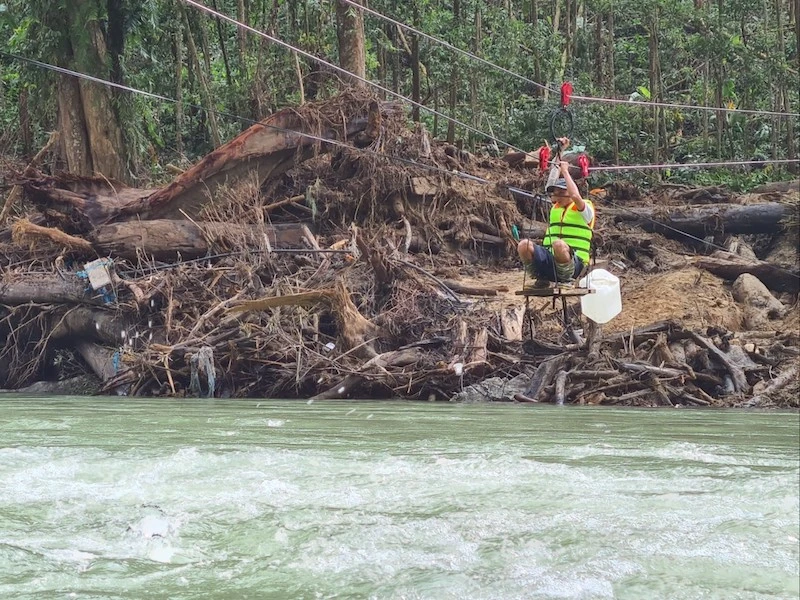 Bộ đội đu ròng rọc qua sông tìm người mất tích ở Trà Leng ảnh 9