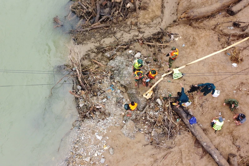 Bộ đội đu ròng rọc qua sông tìm người mất tích ở Trà Leng ảnh 13