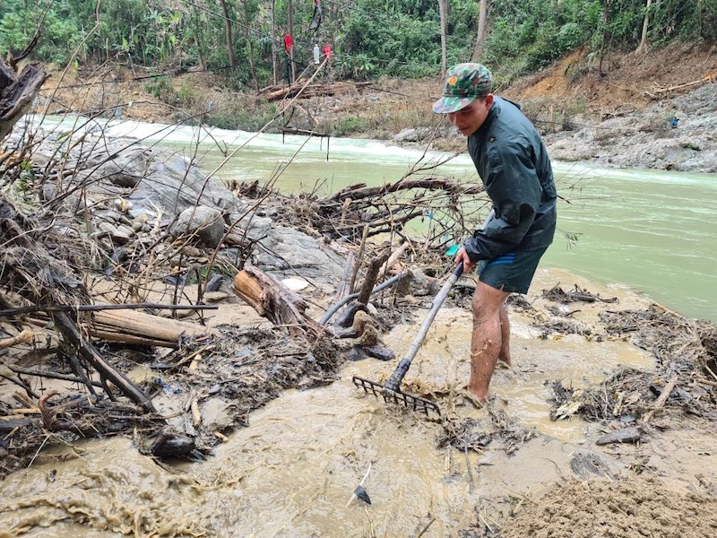 Bộ đội đu ròng rọc qua sông tìm người mất tích ở Trà Leng ảnh 12
