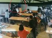 Cha bị khởi tố vì xông vào lớp học đánh bạn của con