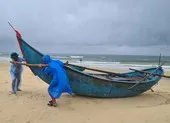 Ngư dân Quảng Nam đưa tàu thuyền lên bờ trước khi bão số 6 đổ vào